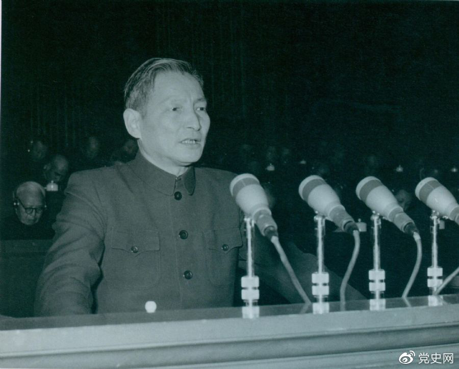 1956年12月，陳云在中華工商業(yè)聯(lián)合會(huì)第二屆會(huì)員代表大會(huì)上作報(bào)告。